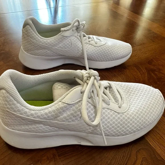 Like new! Nike white sneakers Size 8 - Picture 2 of 6